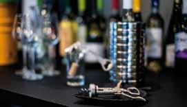 (1 dl white wine, 1 dl soda, lemon) HSB fröccs (2 dl bor, 1 dl cola) 600 Ft (1 dl muskotályos fehér bor, 1 dl szóda, bodza) (1 dl white wine, 1 dl soda, elder) ALKOHOLOS KOKTÉLOK ALCOHOLIC COCKTAILS