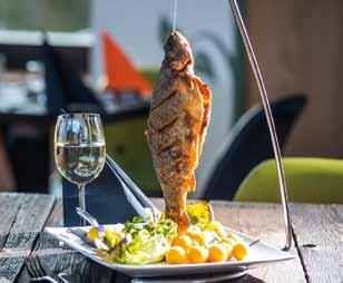 USZONYOS FOGÁSOK FISH DISHES Egészben sütött, fokhagymával aromázott pisztráng,