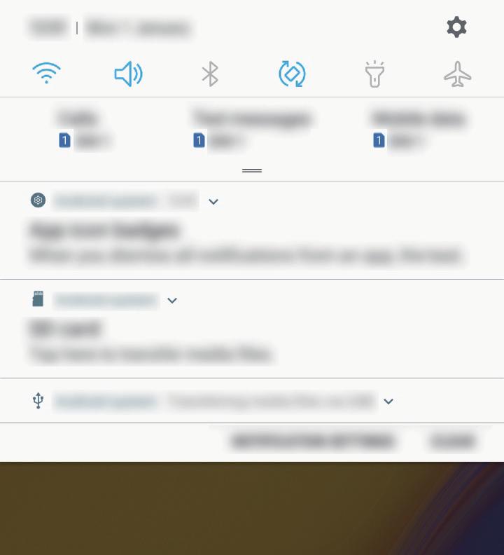Az értesítési panel bezárásához simítson felfelé a képernyőn. Az értesítési panelt még a zárolt képernyőről is meg lehet nyitni. Az értesítési panelen a következő funkciók használhatók.