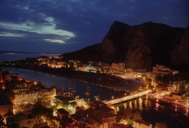 A gyalogos túrázókat Omiš-tól 2 km-re egy kilátó várja, ahonnan az egész város, a folyóöböl és a tenger is belátható.