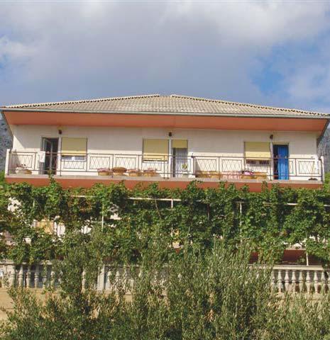 Trogir Malo More Apartman Fekvése: A Villa Malo More apartmanjai a Ciovo szigeten helyezkednek el, 3,5 km-re az UNESCO Világörökségi listáján szereplô várostól, Trogirtól.