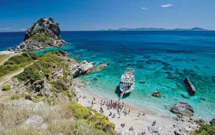 Skopelos a Mamma Mia c. film szigete Skopelos a Szporadesz-szigetcsoport egyikeként az Égei-tenger nyugati felében helyezkedik el és ma már a Mamma Mia szigeteként ismert szerte a világon!