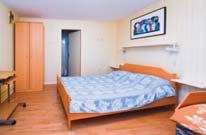 Apartman 2-3 fô részére (A2-3): 37 m 2, (egy hálószoba 2 ággyal, konyhasarokkal (pótágy) és TV- vel, fürdôszoba, erkély).