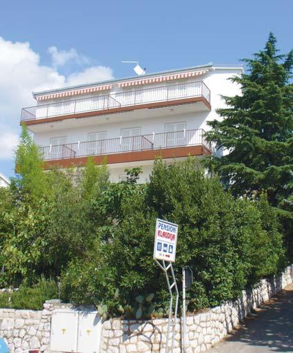 Crikvenica - Julia apartman Fekvése: Dramalj településen található a 3 emeletes apartmanház zöld környezetben, emelkedôn fekszik, szép kilátással a tengerre. Központ 3 km-re.