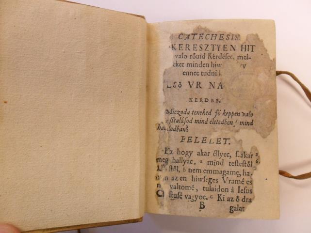 Heidelbergi Káté (1577) kiemelt pontként egyszerre teremti meg a pápai-, a református hitéleti-, valamint a múlt és jelen közötti kapcsolatot is.