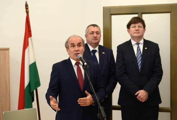 Átadás Platán Szociális Alapszolgáltatási Központ átadása Dr. Neszményi Zsolt kormánymegbízott is részt vett és köszöntőt mondott 2018.