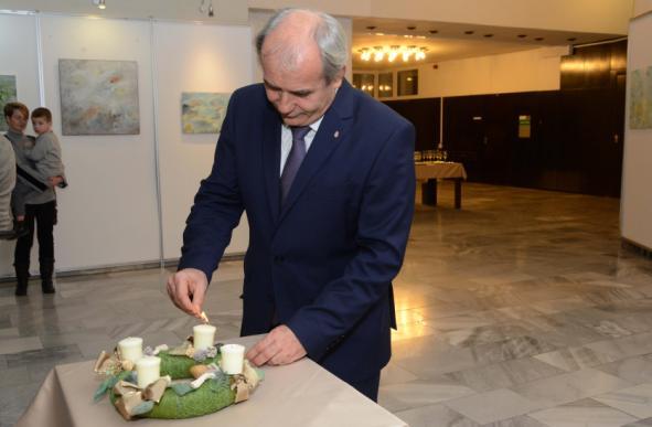 Szakrális téma jelenik meg képein azt illusztrálva, hogy az angyallét foglalkoztatja, és művészi kifejezésül a festészetet választotta. Ünnepi gondolatokkal köszöntötte a megjelenteket Dr.