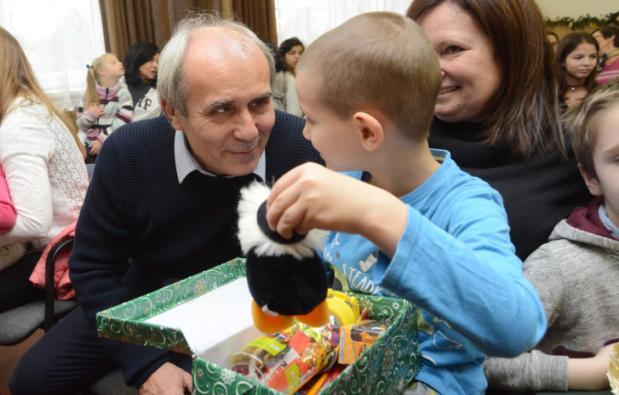 A kormányhivatal dolgozói ezúttal több mint 400 cipősdobozt állítottak össze, amelyekben játék, ruhanemű, édesség és egyéb hasznos apróság kapott helyet.