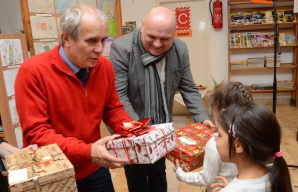 Cipősdobozok az öreglaki, a somogyvári, a somogyvámosi és a nágocsi gyermekeknek is Ahogy azt korábban már közzé tettük, a Somogy Megyei Kormányhivatal - ahogy az elmúlt évek során is - idén is