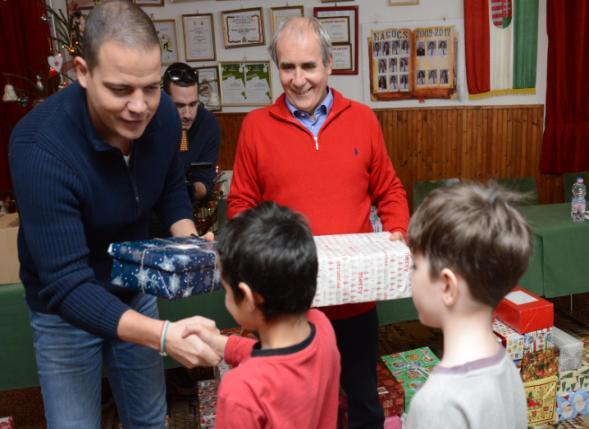 A kormányhivatal dolgozói ezúttal több mint 400 cipősdobozt állítottak össze, amelyekben játék, ruhanemű, édesség és egyéb hasznos apróság kapott helyet. Dr.