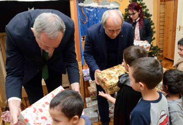 Cipősdobozok a taranyi óvodásoknak A meglepetések kiosztásának utolsó állomásához érkezett a Somogy Megyei Kormányhivatal. A kormányhivatal dolgozói által összegyűjtött több mint 400 cipősdobozzal dr.
