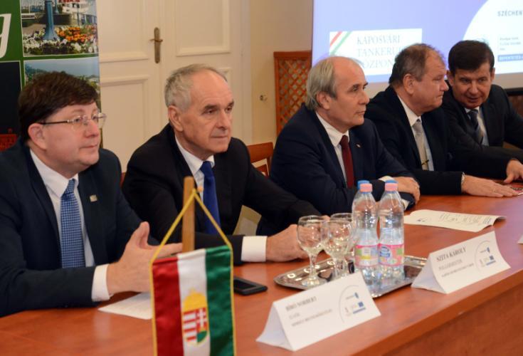 Együtt-működik Együtt-működik konferencia Kaposváron A Kaposvári Tankerületi Központ "Együtt-működik" a Gyógypedagógia és szakszolgálati intézmények esélyteremtő szerepe születéstől a munkába állásig