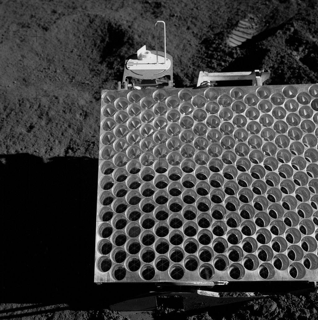 saroktükrök (macskaszem) Apollo 11, 1969 Bay Zoltán Lajos (1900 1992) Ha a Föld és a Hold esetében nem teljesülne az ekvivalenciaelv, akkor eltérően "esnének" a Nap felé, a köztük lévő távolság