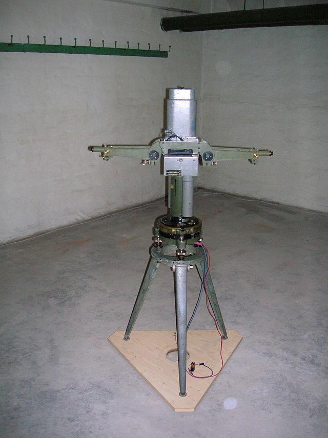mágneses és elektromos terek, felmelegedések, légáramlatok kiszűrésére hármas falú fémszekrénybe zárta az ingát.