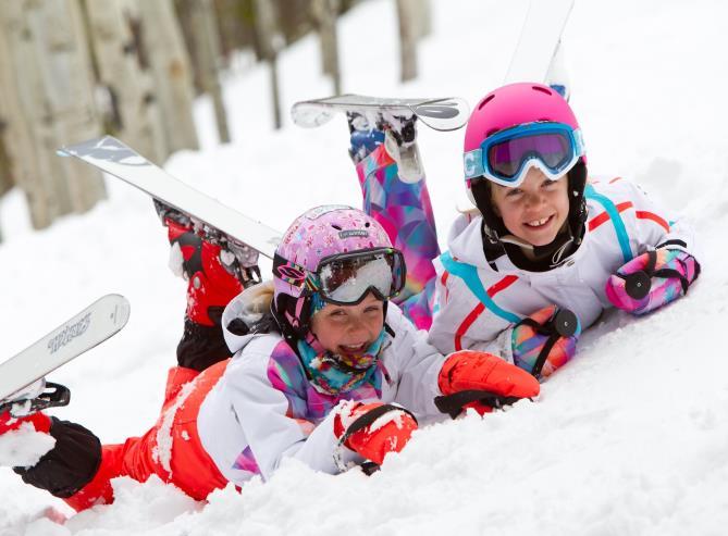 A GYEREKEKNEK Síoktatás vagy snowboardoktatás (snowboard oktatási igényüket kérjük a jelentkezéskor jelezzék) Oktatás életkornak és sítudásnak megfelelő csoportokban Foglalkozások szakképzett