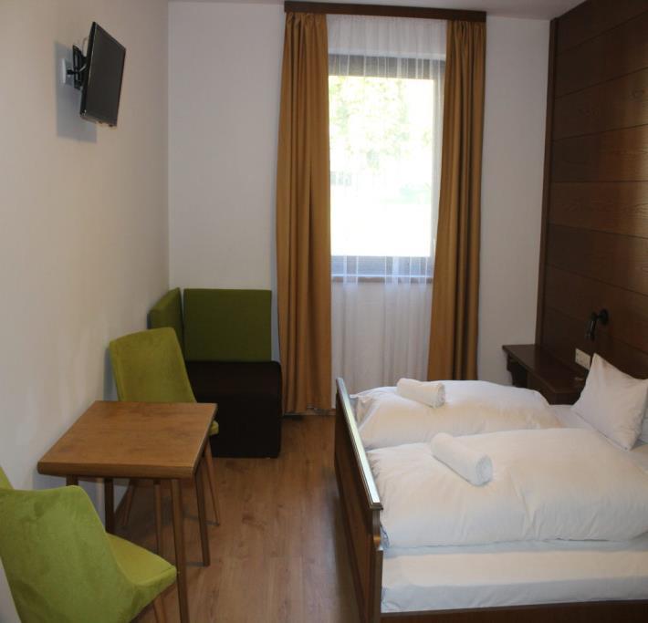 A szálloda egy csendes kis falu, Ainet központjában található, 7 km-re a tartomány fővárosától, Lienztől.