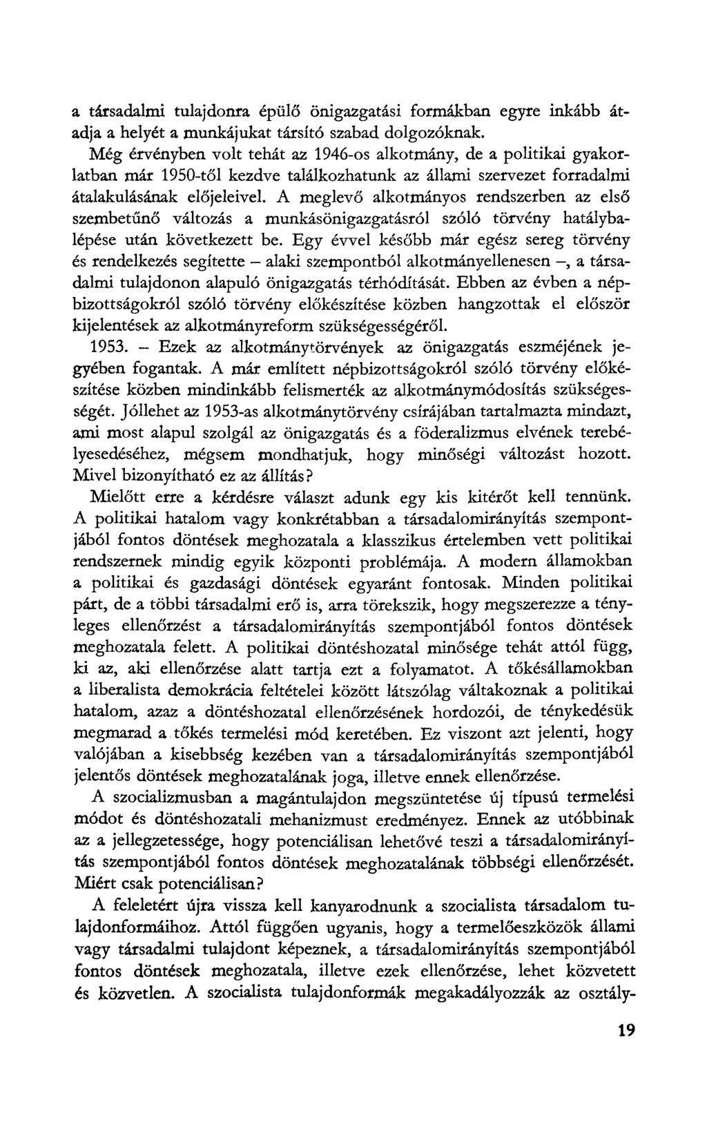 a társadalmi tulajdonra épülő önigazgatási formákban egyre inkább átadja a helyét a munkájukat társító szabad dolgozóknak.