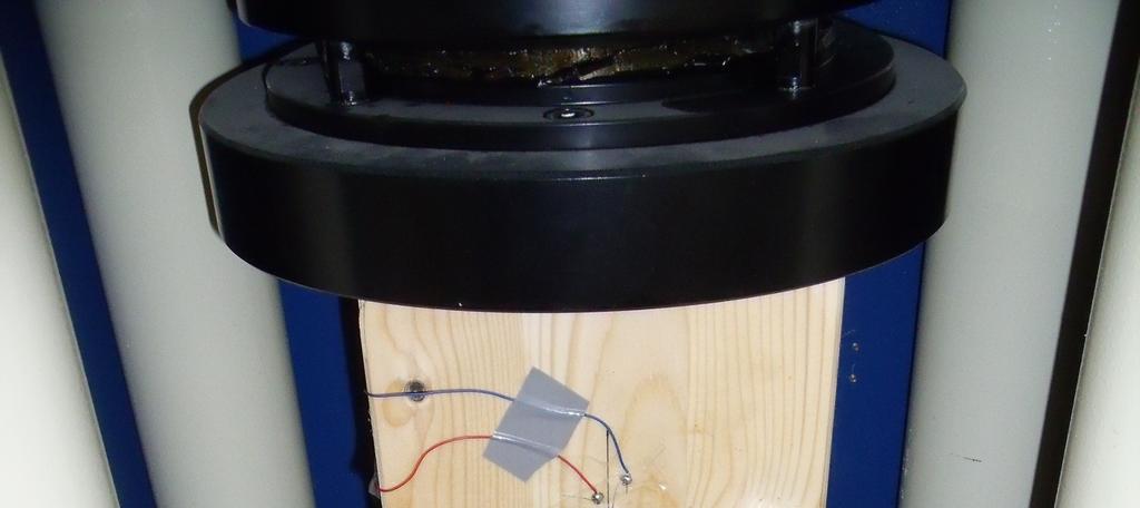 . LORTORY TESTS Four blocks (458 cm of section) have been loaded at laboratory under axial (fyber and transversal (normal to the fyber compressions (Fig.