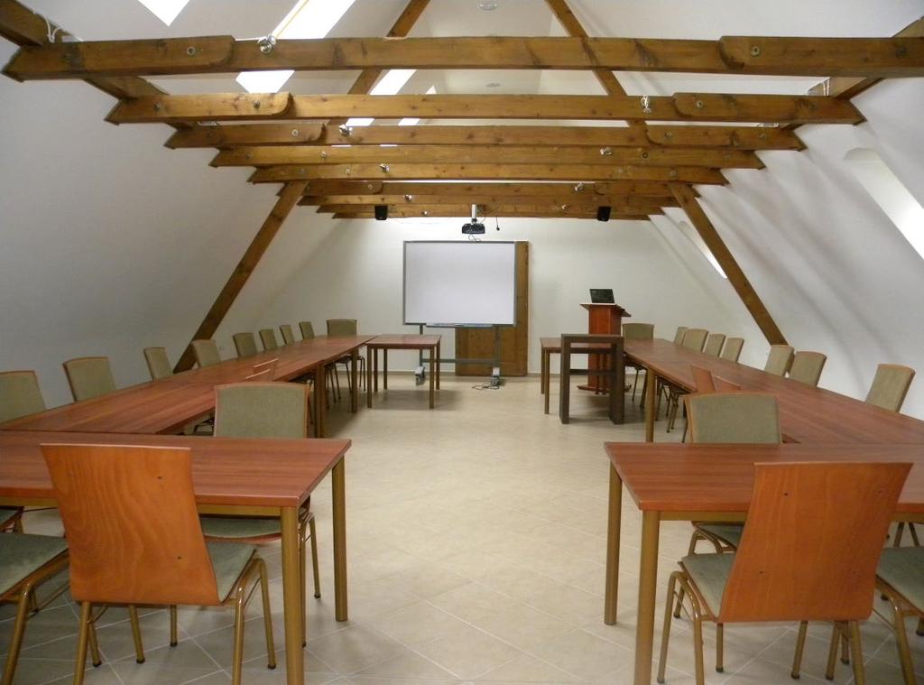 Az emeleti előadóterem előadások, találkozók, kiállítások