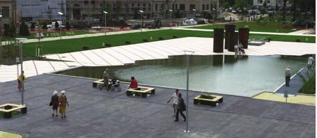 12 11 Vitatott, de máig értéknek tekintett és egyértelmûen a kaotikus geometriájú kertek körébe sorolható másik alkotás a budapesti Ganz-park együttese.