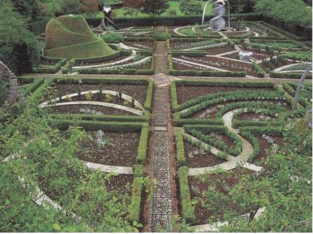 27 Terasson-la-Villedieu közparkja Franciaország, 6 ha Terv: Kathryn Gustafson, 1992 A kerttörténeti töredékeket felvonultató park részlete. 28 A Dickenson villa belsô udvara (Santa Fe).