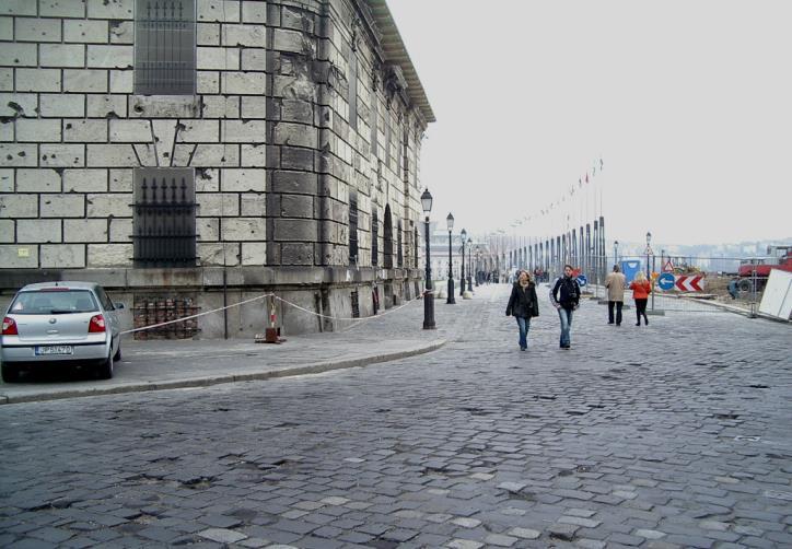 A piros vonalon sétálunk végig A piros vonal végénél, a Budapesti Történeti Múzeum Barokk Csarnokában megkeressük a
