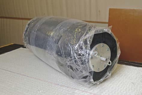 részletmegoldásokat. Mivel a gyantaszerkezet er!sen befolyásolja a mechanikai tulajdonságokat, gyors és intenzív keverési eljárást kerestünk. Propeller, dissolvertárcsás, illetve statikus kever!