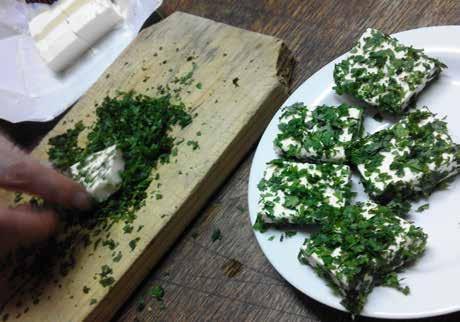 Vagy tanulja meg a pizzakészítés fortélyait, nyújtson mozzarella sajtot és csemegézzen szarvasgombás finomságokból, kiváló minőségű hozzávalókból és természetesen frissen sült pizzákból.