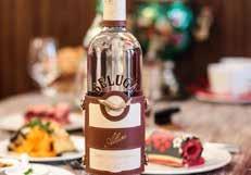 A vendégeket vodkával és piroggal fogadják. Az eszem-iszom ezután kezdődik.