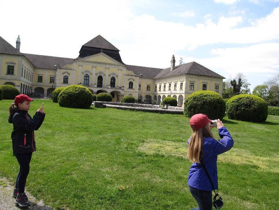 2 hittant az iskolánkban), ill az iskolai nevelő-oktató munkát folyamatosan segítő Szülők és Nevelők a Sopron úti Iskoláért Közhasznú Alapítvány.