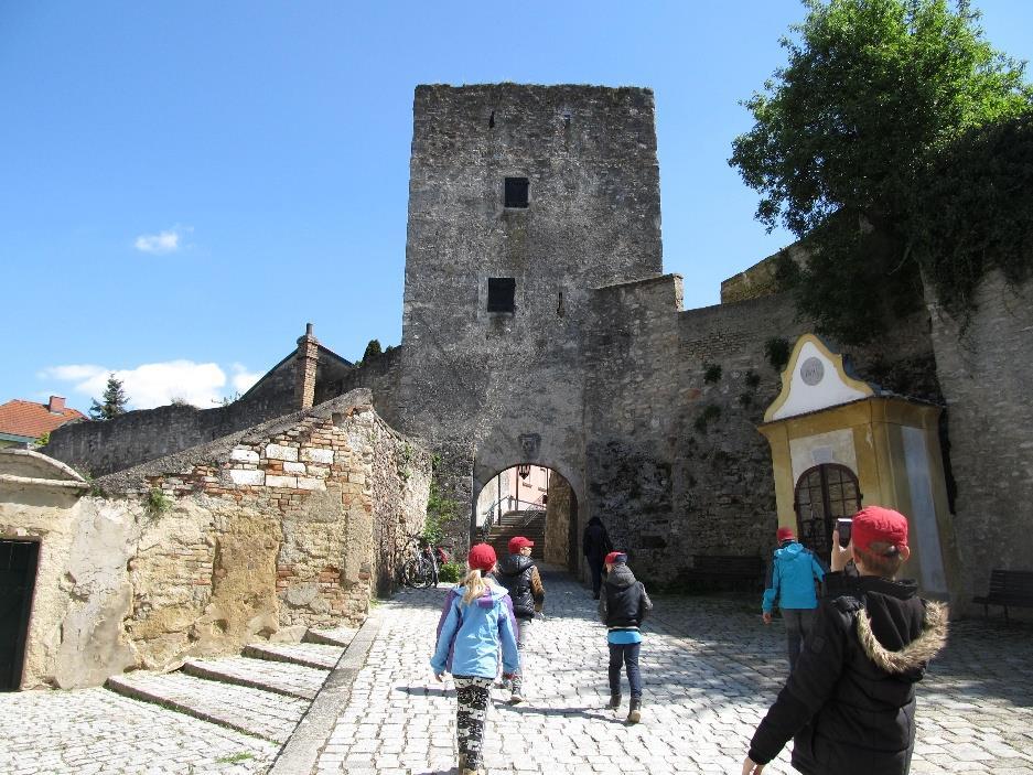 3 Innen Németóvár felé vettük útunkat, ahol késő román körkápolnát és a gótikus templomot csodálhattuk meg,