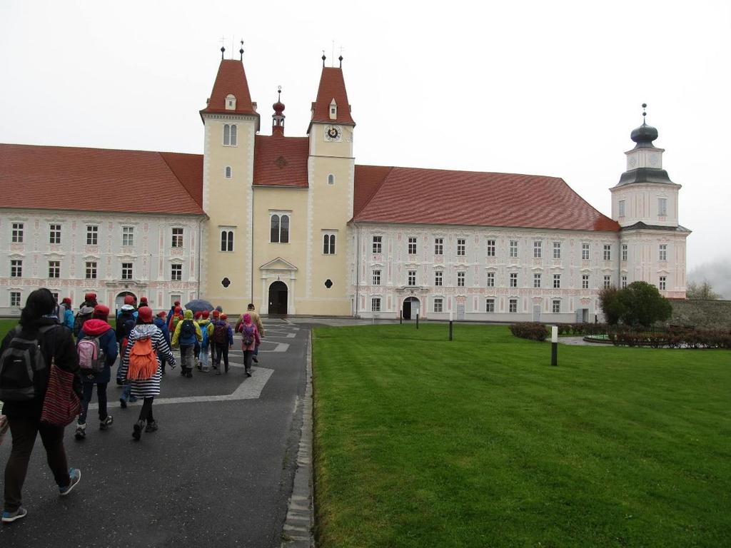 6 Hazafele menet beugrottunk még Máriafalvára, ezt a későgót templomot minden évben meglátogatjuk. A késő délután Almássy Lászlóról és családjáról szólt.