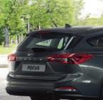Első és hátsó parkolóradarok Főbb belső alapfelszereltségek: ICE csomag 46: rádió, 6 hangszóró, 4,2"-os színes kijelző a