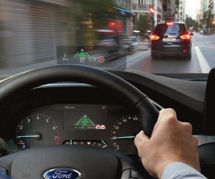 minél könnyedebb legyen. 01 Head Up Display: a szem látóterébe vetíti a legfontosabb adatokat, így a vezető folyamatosan az úton tarthatja tekintetét.