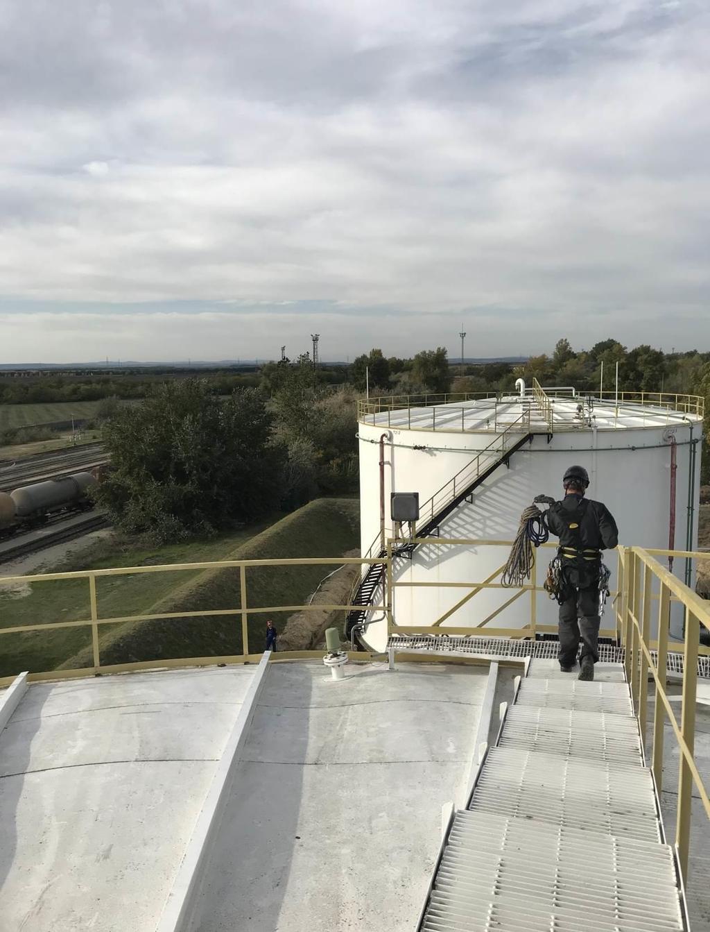 A tetőn végzett munkához természetesen egy 5 pontos zuhanás