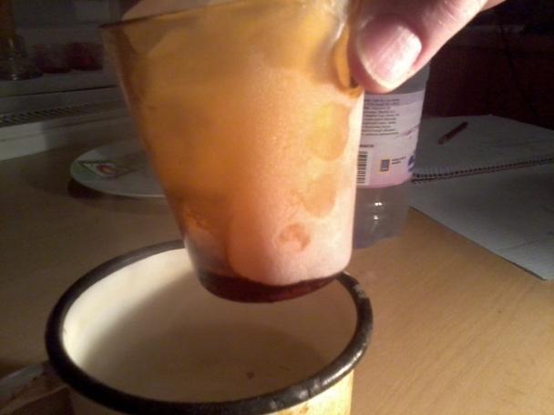 Fagyasztószekrényből kivett jégkockákkal teli pohár egy meleg