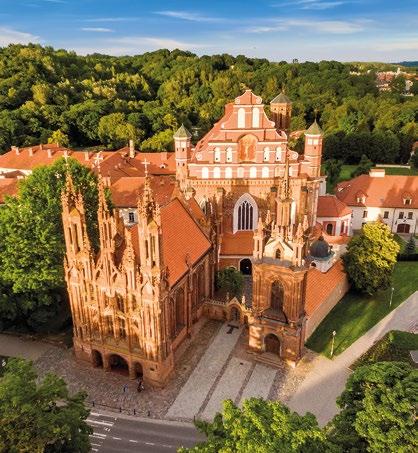 A gótikus Szent Anna-templom szépségét belülről is megcsodáljuk. A legenda szerint az épület annyira lenyűgözte Napóleont, hogy szerette volna hazavinni magával Párizsba.