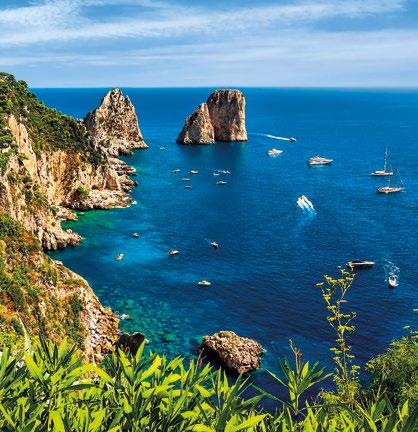 Az ötezer fős lakossággal rendelkező, Sorrentoifélszigeten, hegyekkel és sziklafalakkal ölelt Amalfi egy igazi kis ékszerdoboz: napsütötte terei, azaz piazza-i, álomszép tengerpartja, az itteni híres