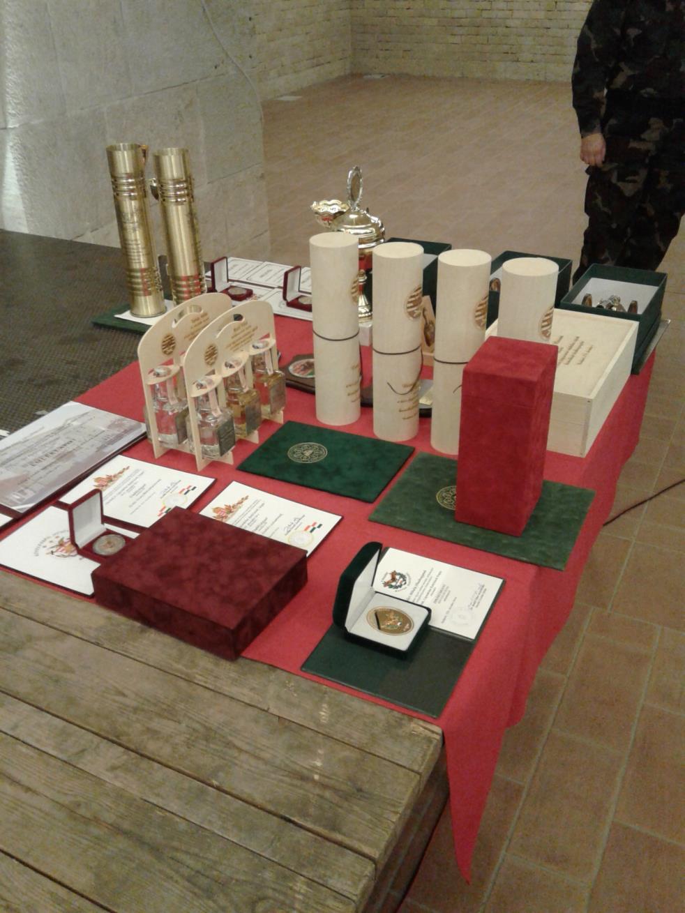 után a rendezvény egy ünnepi állománygyűléssel vette kezdetét az erőd dísztermében, amit jelenlétével megtisztelt Dr. habil.