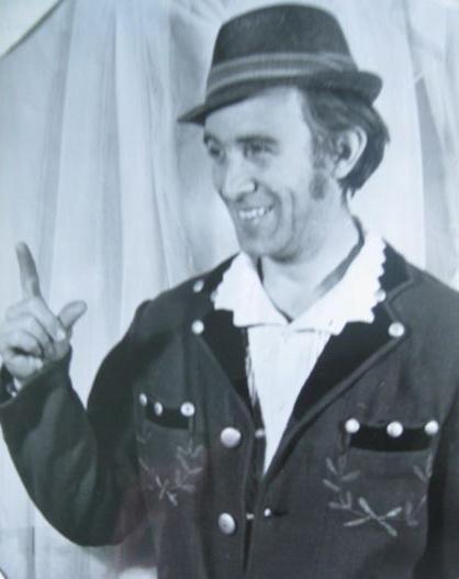 Szeretnélek újra látni Úgy várlak téged, mint repedt föld az esőt, Nem találsz te nálam igazabb szeretőt; Kedvellek, ha jársz, ha ülsz, vagy alszol, Az én két szememben királyfinak látszol.