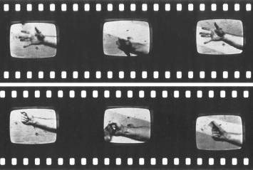 Melléklet Richard Serra: Azonosítások, 1971 séről van szó, melyek valamilyen módon kikezdik, kérdésessé teszik a történelmileg adott filmezési mód addig érintetlen, természetesnek tartott alapjait, s