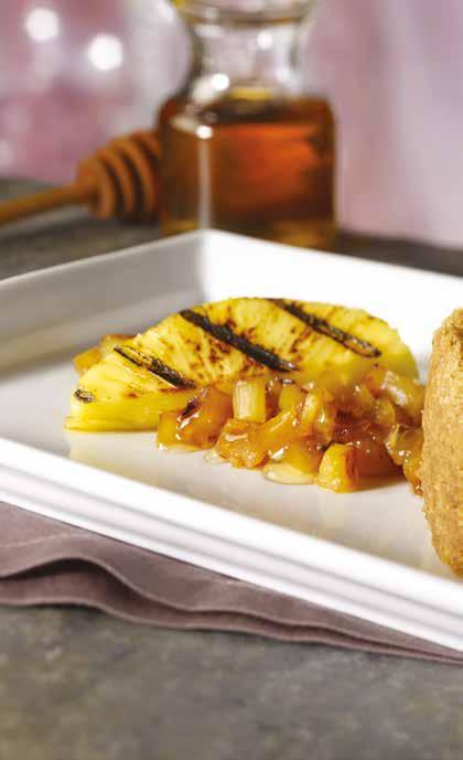 Friss eperrel és mentával tálalva. PINEAPPLE RUM CHEESECAKE 1990,- Különleges New York sajttorta keksz bundában, mézes-ananászos rumszósszal meglocsolva.
