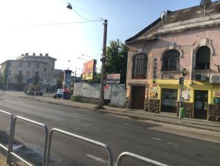 és közvetlen környezete