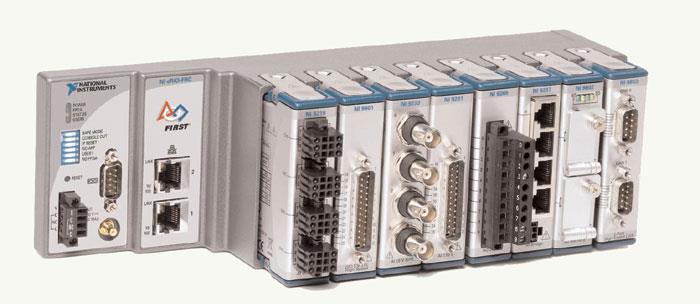 mérő modulokat befoglaló sín Real-Time PC-t és FPGA támogatást is tartalmazhat. A CompactRIO sorozat tulajdonságait és alkalmazását későbbiekben részletesen bemutatjuk.
