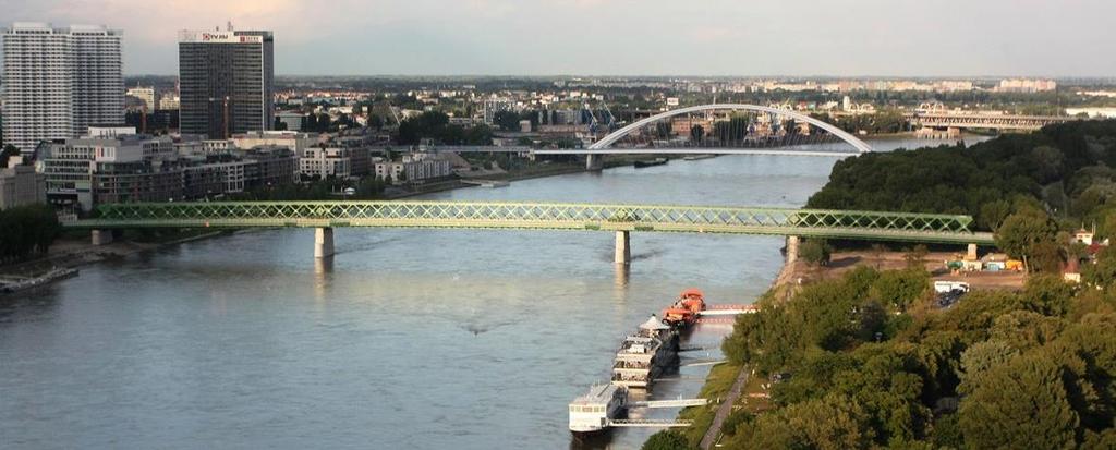 A szakaszon át kell hidalni a Dunát, és a mellette lévő vadvízi evezős