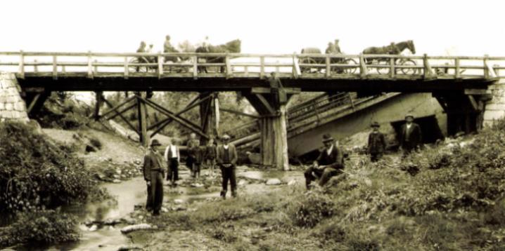 A pásztói Zagyva-híd roncsa mellé épített ideiglenes