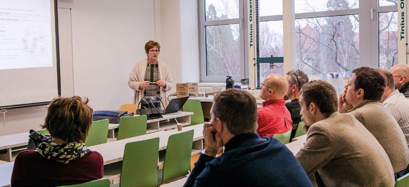 jellemzőek: az átlag feletti általános képességek, például magas szintű elvont gondolkodás, jó memória stb.