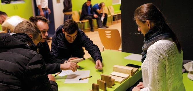 Aztán egy ProfilCut Q szerszámban kellett lapkát cserélnie az egyik versenyzőnek két perc alatt.
