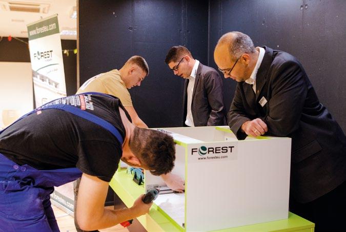 : A JAF Holz asztalánál a versenyzőknek előbb 10 db A4-es méretű furnérlapot és 10 db fűrészárut kellett felismerniük, majd a furnérteríték-képzési