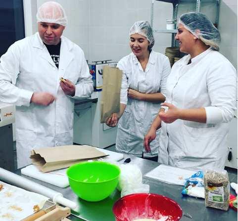 ) Idén a karácsonyi foglalkozásunk, melyet a társ szakkollégiummal közösen rendeztünk két napon lett megtartva.
